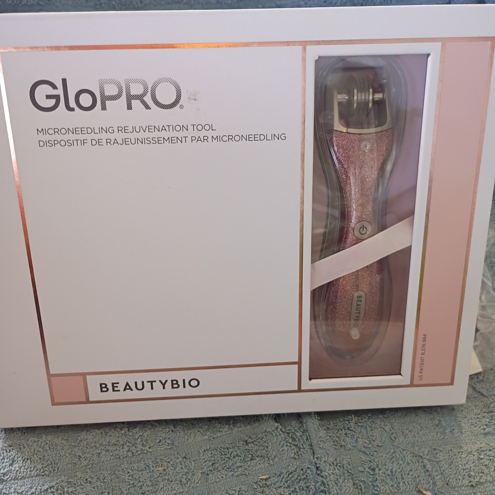 GloPRO Microneedling Tool Set with Serum - Picture 2 of 7